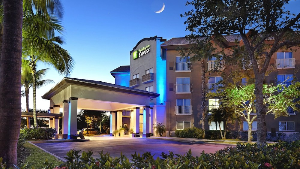 Holiday Inn Express Hotel & Suites Naples Downtown - 5th Ave